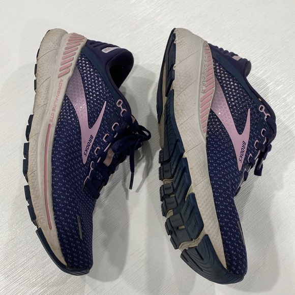 BROOKS RUNNING SHOES SIZE 8.5. Adrenaline gts 22 - Picture 2 of 12